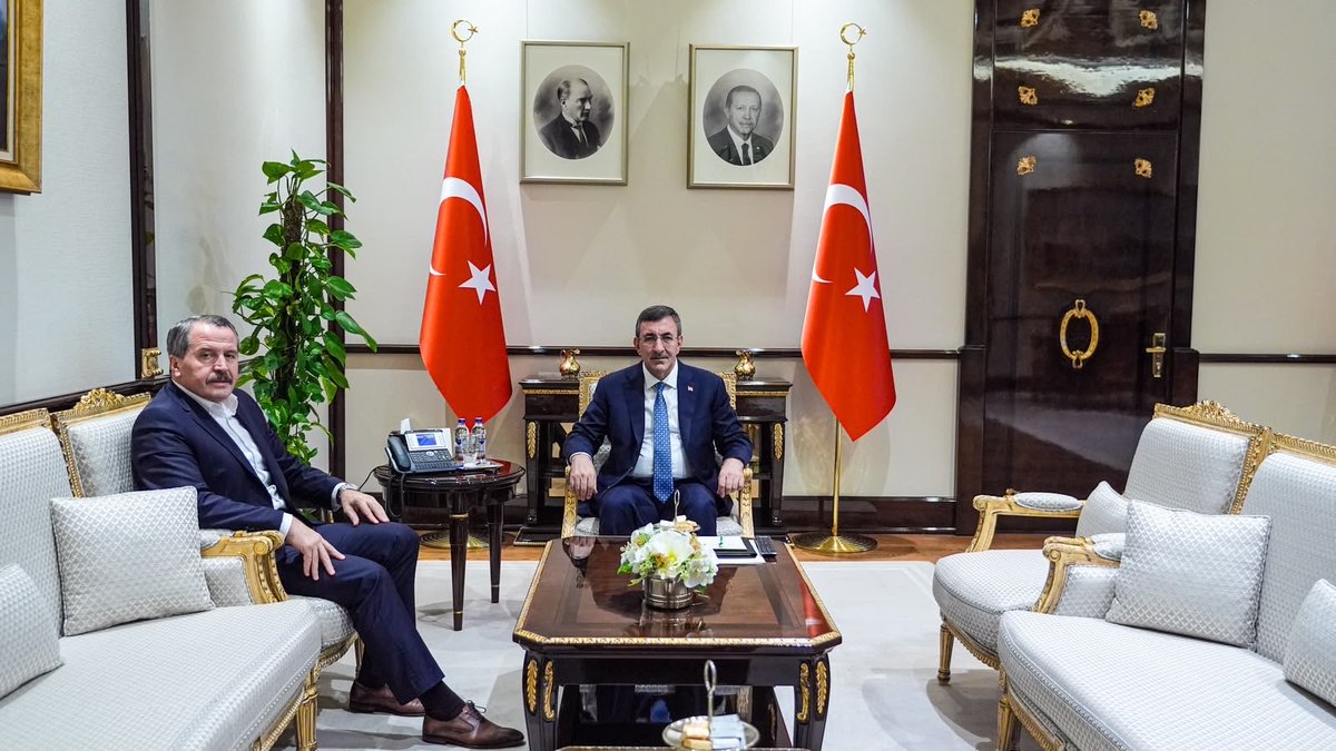 _aliyalcin_'s tweet photo. CUMHURBAŞKANI YARDIMCIMIZ SN. CEVDET YILMAZ İLE 4688 SAYILI YASADA DEĞİŞİKLİK İHTİYACINI GÖRÜŞTÜM

Cumhurbaşkanı Yardımcımız Sn. @_cevdetyilmaz ‘ı ziyaret ederek, 8. Dönem Toplu Sözleşme görüşmelerinde kayıt altına aldığımız “4688 sayılı Kanunun revize ihtiyacını ve uluslararası normlara uygun hale getirilmesi” hususunu görüştük.

Memur-Sen olarak; 8 defa gerçekleştirilen toplu sözleşme görüşmelerinin tamamında yetkili konfederasyon olarak masada yer aldık. Her toplu sözleşme döneminde “sürenin uzatılması, sorunların daha iyi anlaşılması” için mücadele ettik. 

“4 milyon kamu görevlilerimiz ve 2,5 milyon kamu görevlisi emeklisinin sorunları 1 ay kadar kısa bir süreye sıkıştırılmasın, sözleşmenin kapsamı genişletilsin, emekliler masadan etkileniyor masayı da etkilesin” dedik. 

8. Dönem Toplu Sözleşme görüşmeleri bütün taraflara açıkça; toplu sözleşme düzenin de sisteminin de masanın da yasanın da bir bütün olarak değişmesi gerektiğini ve yasanın hükümlerinin sahanın yükümlülüklerini taşımadığını göstermiştir.

Kanunun değiştirilmesine yönelik alt komisyon ekibi Çalışma ve Sosyal Güvenlik Bakanlığı’nda kuruldu ve komisyon gerekli çalışmayı tamamladı. Şimdi sıra Kanunun değiştirilmesinde… Süreç uzatılarak sürüncemede bırakmak yerine sorunu görüp, önlemini alıp, sonuca ulaştırmak gerekir.

Çalışmanın daha sağlıklı yürütülmesi ve sonuçlandırılması için bütün kurumların katkısı önemlidir. Personel sistemini yürütme noktasında sorumluluk alan kurumlar; sosyal diyaloğun önemine, toplu sözleşme masasının değerine ve personel sisteminin gerekliliklerine uygun hareket ederek Kanunun değiştirilmesi noktasında olumlu adım ve tavır göstermelidir. 

Cumhurbaşkanı Yardımcımıza sahanın ve sendikalarımızın beklentilerini, yasanın eksikliklerini ve masanın sorunlu alanlarını ifade ederek, acil atılması gereken adımları aktardım.

Sn. Cumhurbaşkanı Yardımcımıza teşekkür ediyor; 4688 sayılı Kanun’un bir an önce değiştirilerek, önümüzdeki yıl yapılacak yeni toplu sözleşmenin Büyük ve Güçlü Türkiye hedefimize yakışır, güçlü ve etkin bir toplu sözleşme düzeni içerisinde gerçekleştirilmesini hedefliyoruz.

@_cevdetyilmaz | @tcbestepe