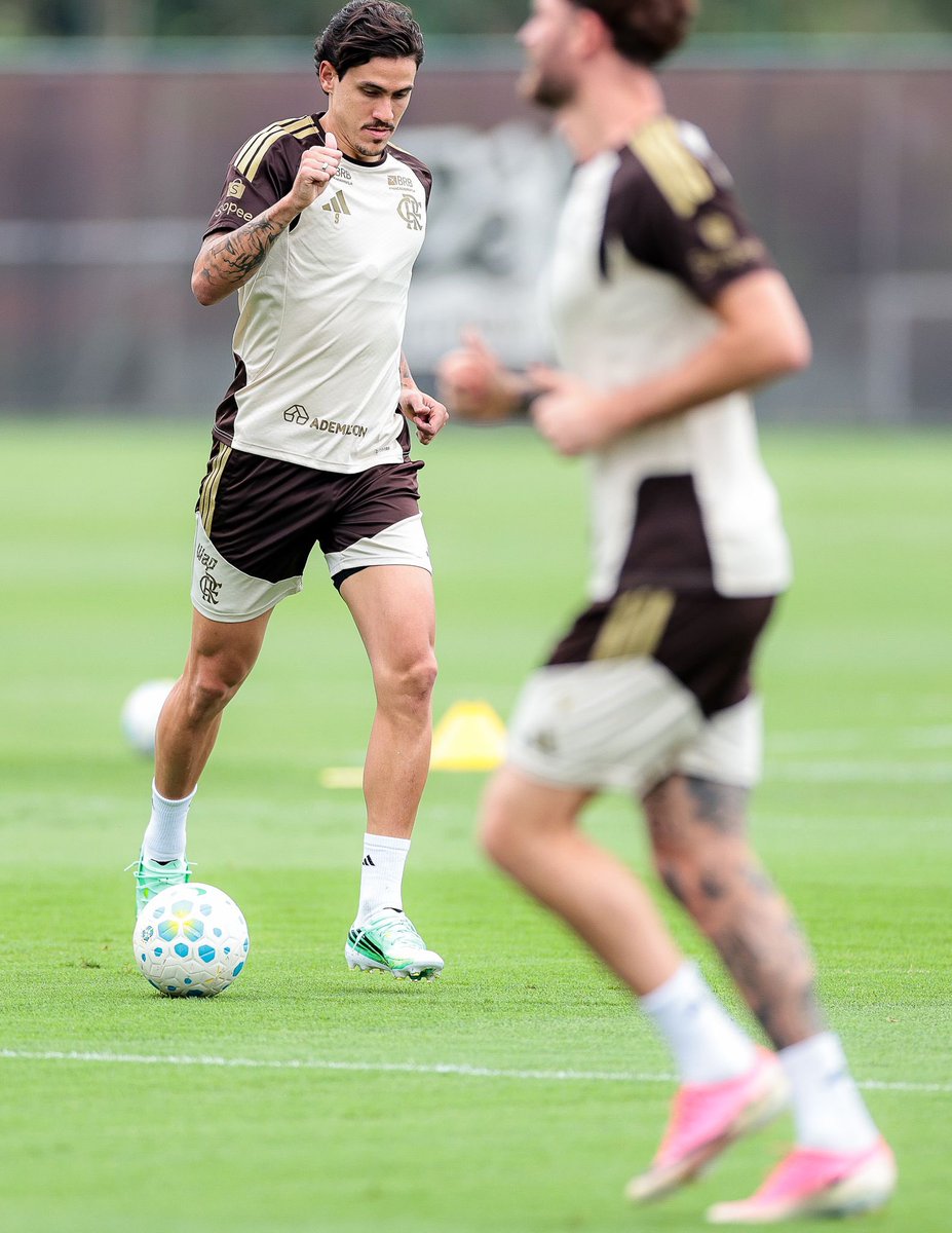 Flamengo's tweet photo. #Treino do Mengo de olho na partida contra o Santos! 💪 https://t.co/zH6PQBvl6e