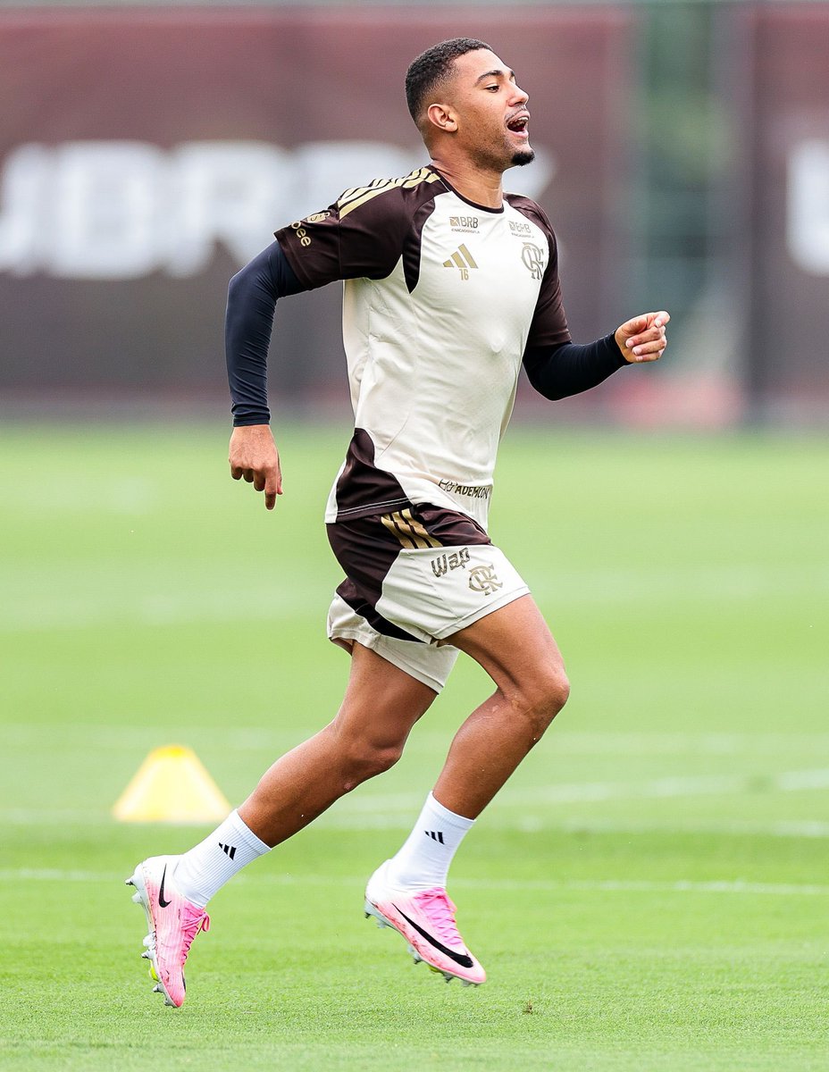 Flamengo's tweet photo. #Treino do Mengo de olho na partida contra o Santos! 💪 https://t.co/zH6PQBvl6e