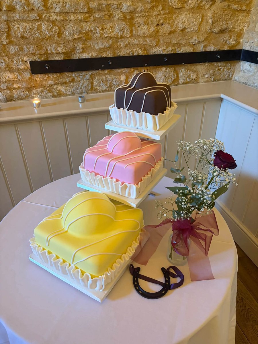 suedelacour's tweet photo. Just had to share.
Lovely friends recently got married and this was their wedding cake! 
I think it's brilliant ❤️❤️ https://t.co/eE8stgHr15