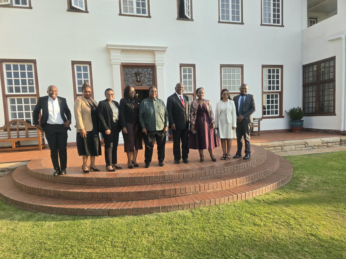 PresidencyZA's tweet photo. President @CyrilRamaphosa undertakes appraisals of Members of the National Executive as part of efforts to strengthen transparency and accountability in government.
 
The President met with the Minister of Women, Youth and Persons with Disabilities, Ms Sindisiwe Chikunga, for her performance appraisal.