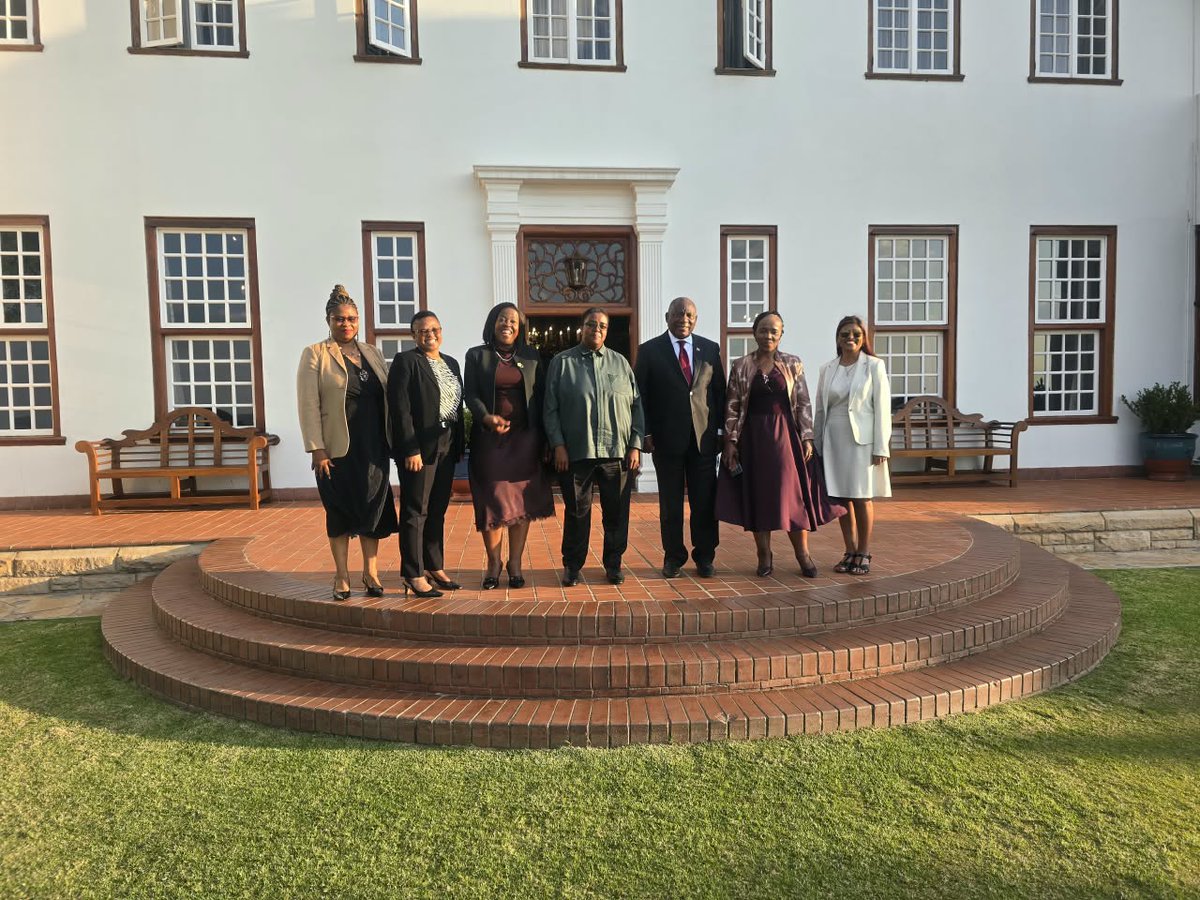 PresidencyZA's tweet photo. President @CyrilRamaphosa undertakes appraisals of Members of the National Executive as part of efforts to strengthen transparency and accountability in government.
 
The President met with the Minister of Women, Youth and Persons with Disabilities, Ms Sindisiwe Chikunga, for her performance appraisal.