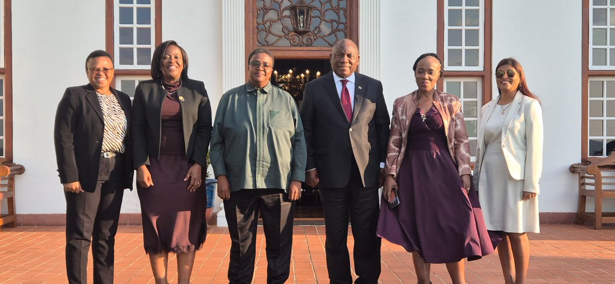 PresidencyZA's tweet photo. President @CyrilRamaphosa undertakes appraisals of Members of the National Executive as part of efforts to strengthen transparency and accountability in government.
 
The President met with the Minister of Women, Youth and Persons with Disabilities, Ms Sindisiwe Chikunga, for her performance appraisal.