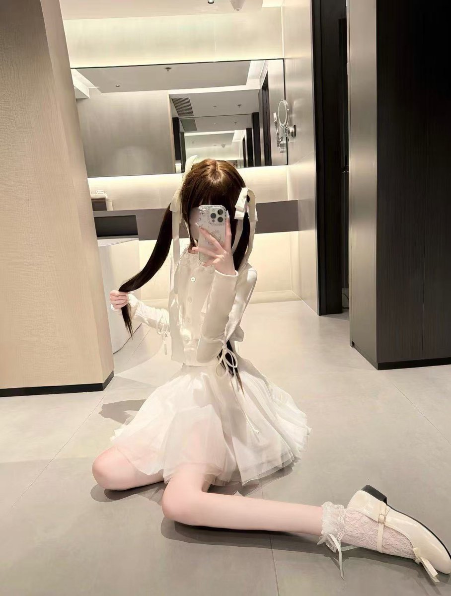 AnaFerSP's tweet photo. 这个点 有人在吗？？？今日份OOTD   

       开脱，开脱，上供！！   ！    

          真的给b看，不信你试试，我真不要🚪 https://t.co/NSBDmtqro6
