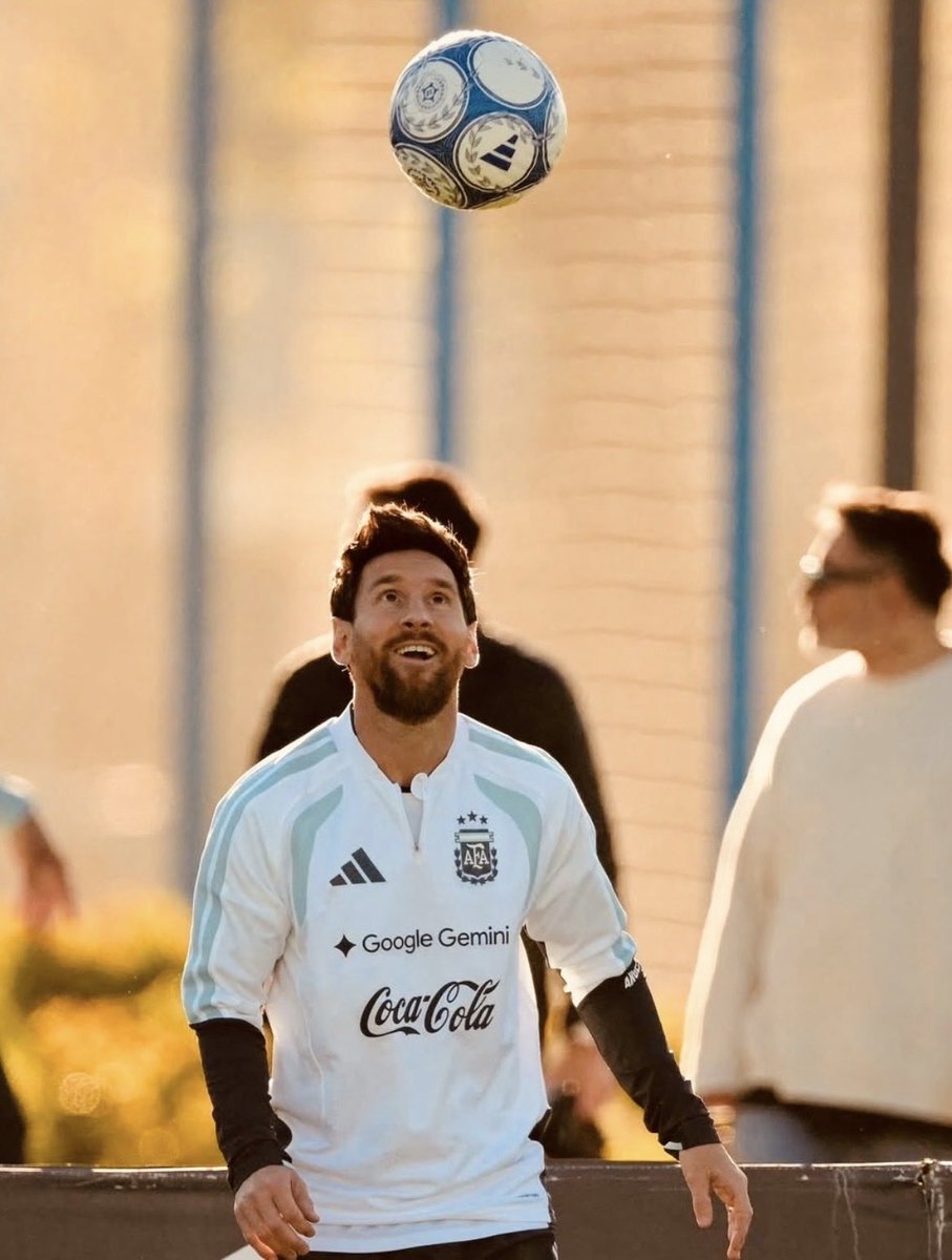CodigoPotrero's tweet photo. 🐐 LO ÚLTIMO DE LO EXTRAORDINARIO 

Hoy llega el día mas triste de todos.

🇦🇷 Lionel Andrés Messi juega su último partido con la selección Argentina.

¿Vos también ya estás llorando? 😢

#messi #léomessi #leo https://t.co/FZYZHePqlL