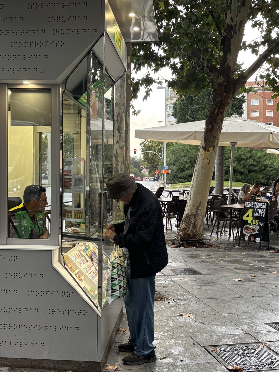 bertieespinosa's tweet photo. Ahora que está Woody Allen en Madrid, me ha parecido verle esta tarde comprando el cupón de la @ONCE_oficial de Manuel Becerra. https://t.co/70LgAxWLgw