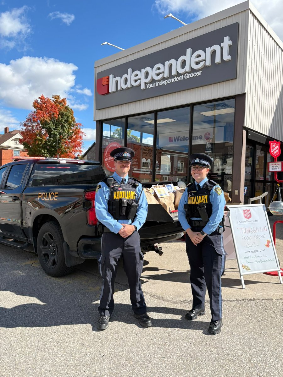 OPP_WR's tweet photo. #PerthOPP Auxiliary members were out this past weekend collecting donations as part of a Provincial campaign titled Operation Full Plate with the goal of improving the lives of those in need.

Perth Auxiliary members collected a total of 411 pounds of non-perishable food items and over $740 in monetary donations. 

Thank you to all those who supported. ^ep

#PerthOPP Les membres de la section auxiliaire de Perth sont sortis sur le terrain la fin de semaine dernière pour recueillir des dons dans le cadre d’une campagne provinciale intitulée « Opération Full Plate », dont l’objectif est d’améliorer la vie des personnes dans le besoin.

Les membres de la section auxiliaire de Perth ont recueilli au total 411 livres de denrées non périssables et plus de 740 $ en dons en argent. 

Merci à tous ceux qui ont apporté leur soutien. ^ep
