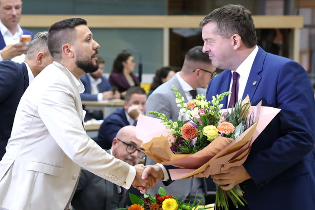 derJamesJackson's tweet photo. The CDU's state minister hands over a bouquet to the AfD's first ever parliamentary president. The first one since Hermann Görring. https://t.co/S4sFUpygVX