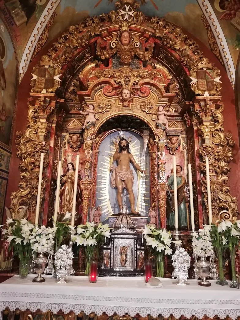 Ordoatlante's tweet photo. En los laterales, las imágenes de los santos de Tocina: San Océano, San Juliano, San Amiano y San Teodoro. En el sagrario, la Virgen de la Aurora y en las capillas, tres retablos de Santa Ana y de San José, de principios del siglo XVII. + https://t.co/D1F3YqkDwr