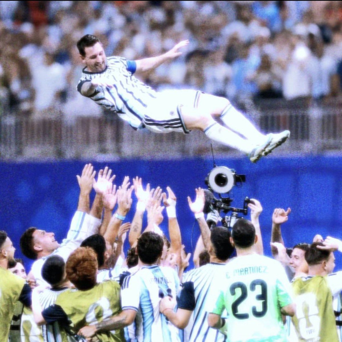__FFhh's tweet photo. ميسي مجدٌ رأيناه بأعيننا، وذكرى ستبقى معنا إلى الأبد
وداعاً لاعبي 💔💔 https://t.co/o9PGSb84LS