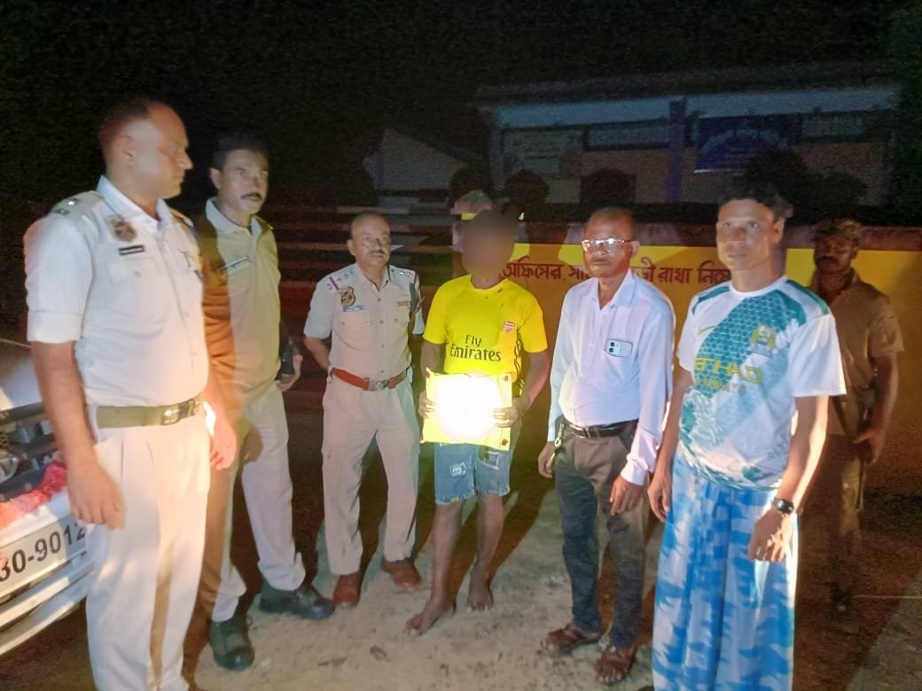 himantabiswa's tweet photo. ₹1 crore ka sawaal tha. Police ne “lock kiya jaaye” ko seriously le liya.

@sribhumipolice seized 10,000 Yaba tablets worth ₹1 cr. One accused apprehended.

Wishing our 3 injured personnel a speedy recovery.

Good job, @assampolice 👏🏻

#AssamAgainstDrugs #NashaMuktBharat https://t.co/BQ7YszFRwE