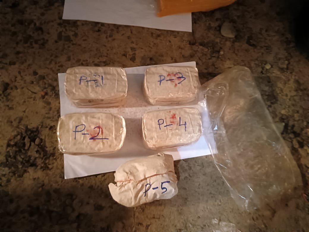 himantabiswa's tweet photo. ₹1 crore ka sawaal tha. Police ne “lock kiya jaaye” ko seriously le liya.

@sribhumipolice seized 10,000 Yaba tablets worth ₹1 cr. One accused apprehended.

Wishing our 3 injured personnel a speedy recovery.

Good job, @assampolice 👏🏻

#AssamAgainstDrugs #NashaMuktBharat https://t.co/BQ7YszFRwE