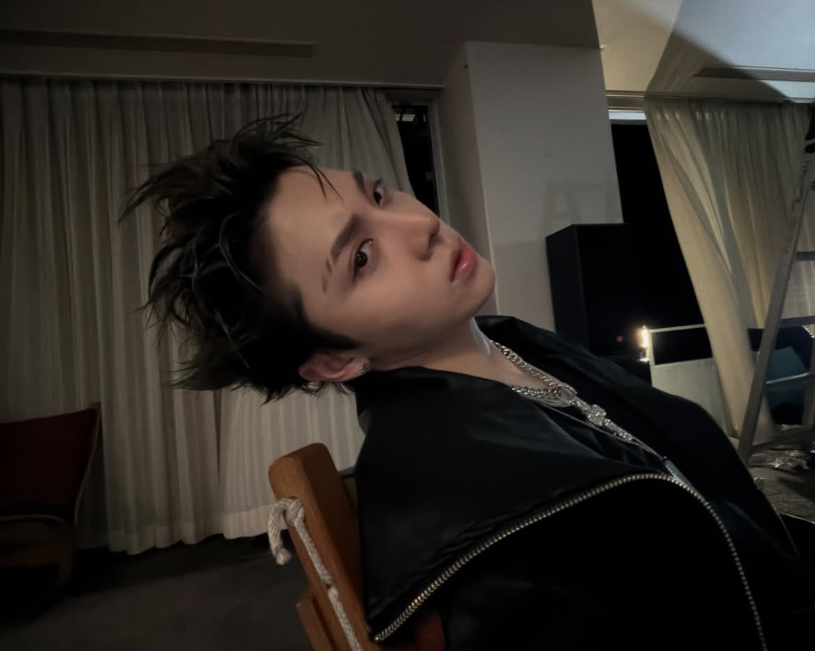 Waoochn's tweet photo. Just adjusting my angle to see if you’re paying attention. Consider this a little distraction for your day, @yiongseo. Try not to stare too hard. https://t.co/ETKrf1egnA