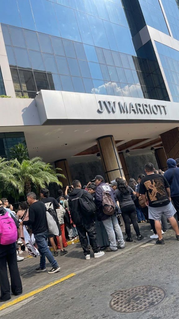 viralesperu's tweet photo. #BTS EN LIMA ya están nuevamente en el hotel Marriott.
Los integrantes saldrían hoy para almorzar en un conocido restaurante y luego dirigirse a realizar la prueba de sonido para su concierto de mañana. Fans recomiendan estar atentos a la zona posterior del hotel https://t.co/fNxRo9xoBZ