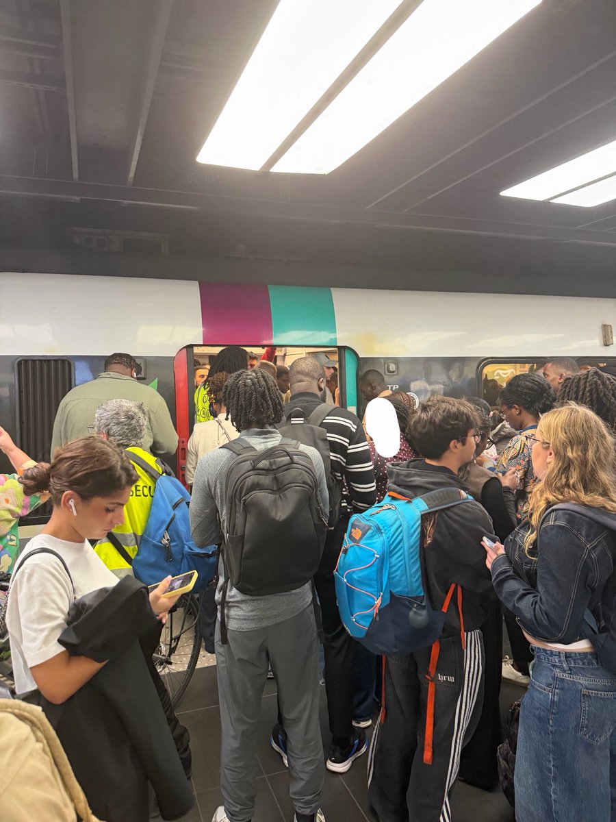 RERBHateAccount's tweet photo. Trafic complètement interrompu sur la B les amis, un train vient d’etre vidé sur le quai de la D en plus

93€ par mois bientot on rappelle #RERB https://t.co/3UBo2fKK1G