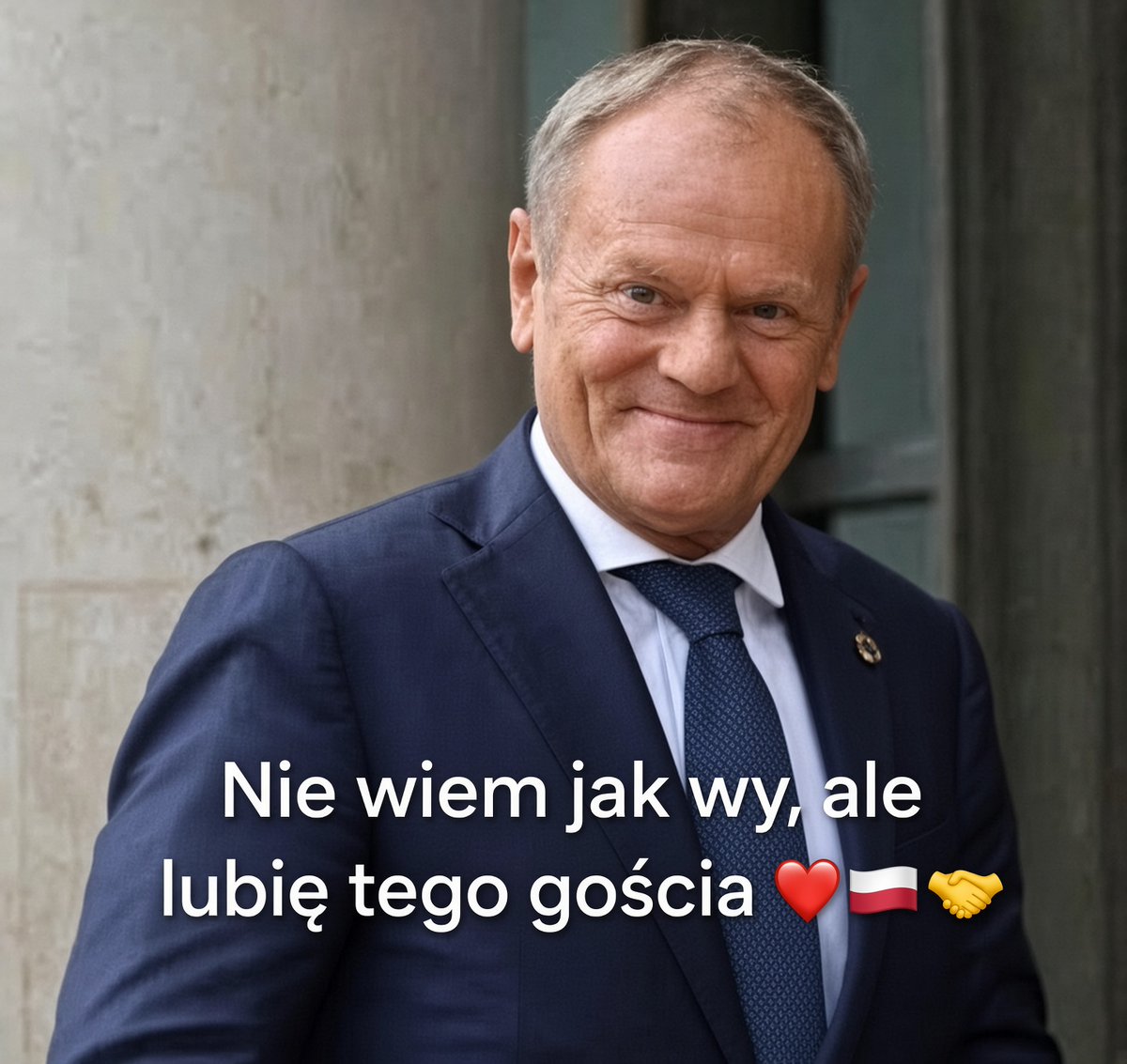 adam_banaszek's tweet photo. Dobranocka Drodzy Demokraci 🫂❤️😻🌹🤝

❤️🇵🇱 Nie wiem jak Wy, ale według mnie, ten kadr powinien być na billboardach.
Mężczyzna w garniturze, lekki uśmiech, zero pośpiechu. 
I napis, który brzmi jak wiadomość z grupy rodzinnej, a nie jak slogan kampanii:
„Nie wiem jak wy, ale lubię tego gościa” ❤️🇵🇱🤝
