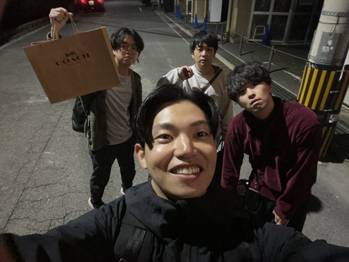 jyoicurtain0605's tweet photo. 今日はブチLIVE見に来てくださってありがとうございました🙇
コーナーも初出演できて嬉しかったです🤩次出る時は上位組として出たいものです！

2枚目の写真は、羊さんゴニオさんに飲みに連れて行っていただいた後に撮った写真です！
西庄さん撮れなくてごめんなさい😭 https://t.co/tyJroA21jo