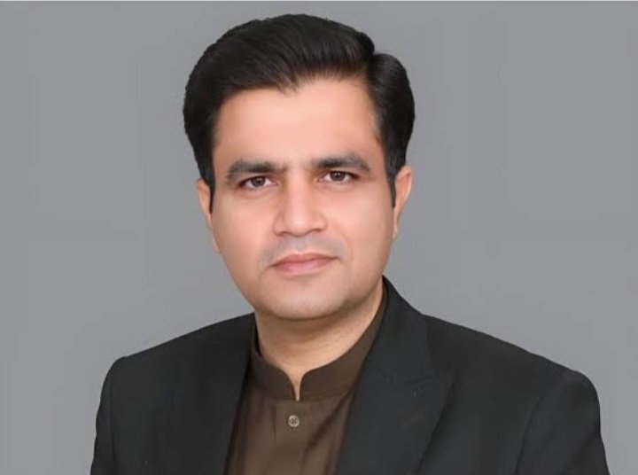 SaifSolicitor's tweet photo. نعیم کبھی سہیل افریدی کے ساتھ سرکاری گاڑی میں بیٹھ کر کراچی جاتا تھا کبھی پشاور....

اج اپنے ہی صوبے میں احتجاج سے غائب ہے👇👇 https://t.co/Wl3oIFUM0y