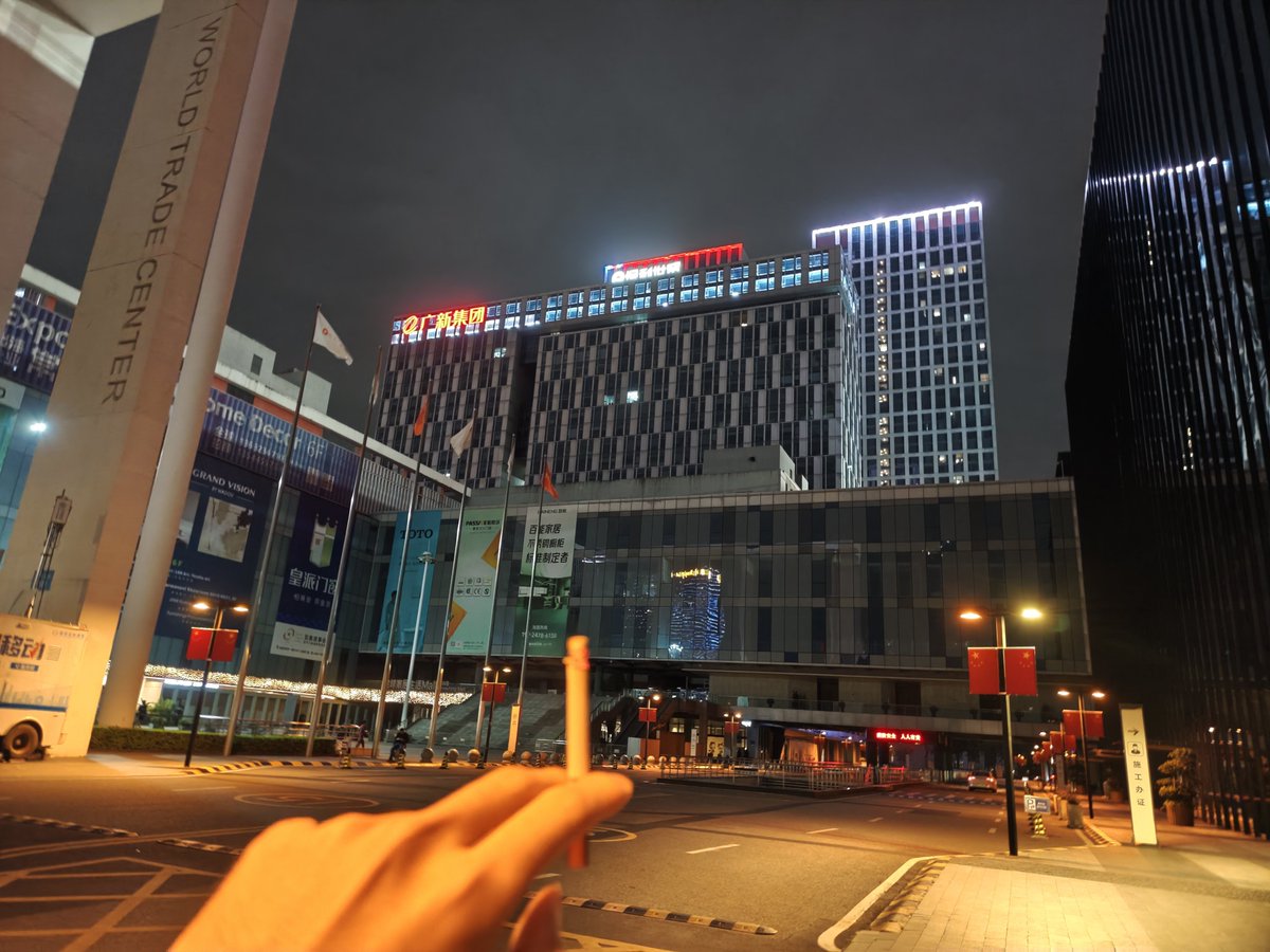 YanXingYue33's tweet photo. 国庆结束了 非常开心能和这么多位老师扩列 玩的非常开心 也希望各位老师也能玩得开心 因为工作原因也只能等来年五一再来了 最后就用一根烟来结束这次的漫展吧 梦也该醒咯 https://t.co/ZeDwpYk8vq