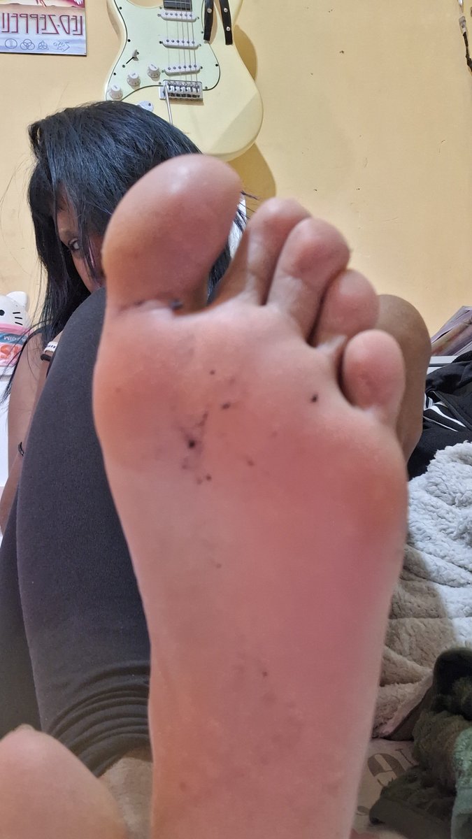 smorcegona's tweet photo. para a infelicidade de alguns. eu namoro um homem q adoro meus pezinhos 🤪🤪🤪

#feetfetısh #feetworshi̇p #pezinhos #solinhas https://t.co/tvoWX2ohlh