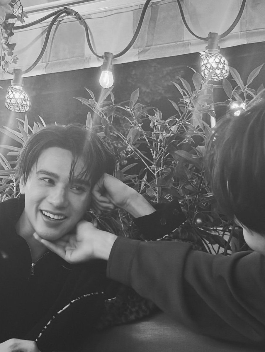 hubboyslove's tweet photo. Ao publicar fotos com Namping em Paris, Keng selecionou a música “Nós nos apaixonamos em outubro”. #KengNamping https://t.co/h9NfxTDm5I