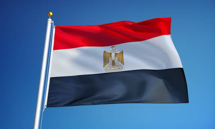 GamalSultan1's tweet photo. نشرت أمس سطورا، أنتقد فيها ما فعله أنس حبيب أمام سفارة مصر في هولندا، فتلقيت سيلا من الشتائم من لجان معسكرين متضادين، معسكر الإخوان الذي اتهمني بأني عميل للنظام منبطح وأمنجي مدسوس، ومعسكر مؤيدي الرئيس عبد الفتاح السيسي الذين اتهموني بأني إخواني يدس السم في العسل، عندما يتبرأ منك الخصمان فاعلم أنك في المسار الصحيح، مصر هي البوصلة، مصر هي قبلتنا السياسية، مصر أولا، مصر قبل الجميع وفوق الجميع.