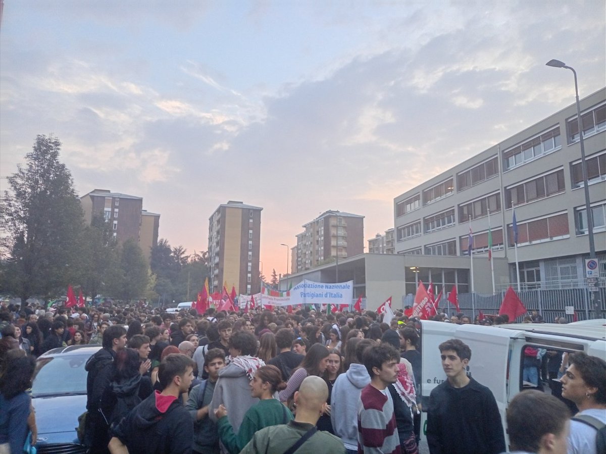 Brunomgiordano's tweet photo. Corteo studentesco con almeno mille studenti in partenza fuori dal liceo Einstein alla periferia di Milano
Dove i fascisti hanno aggredito in 12 uno studente. 
Operato poi alla testa. https://t.co/pri7PtOG6w