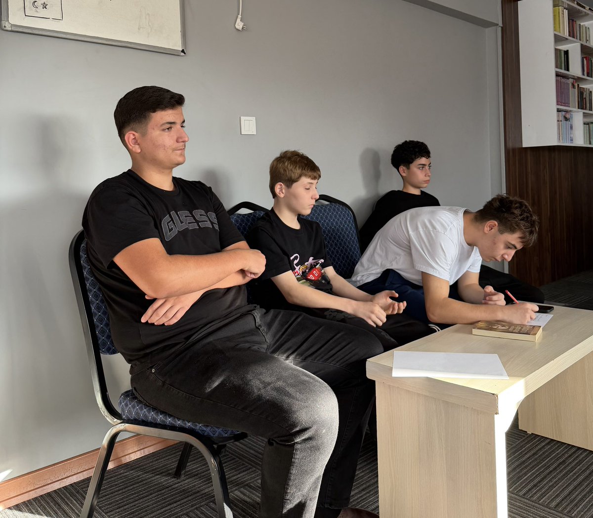 Ocakumraniye's tweet photo. Ümraniye Ülkü Ocakları olarak, Ortaöğretim birimimizdeki ülküdaşlarımızla birlikte, Ocak Başkanımız Sayın Ömer Özer’in moderatörlüğünde münazara gerçekleştirdik.

Ülküdaşlarımızın hitabet ve fikirlerini ifade etme becerilerini geliştirmelerine katkı sunduk. https://t.co/PuJTUNYUSv