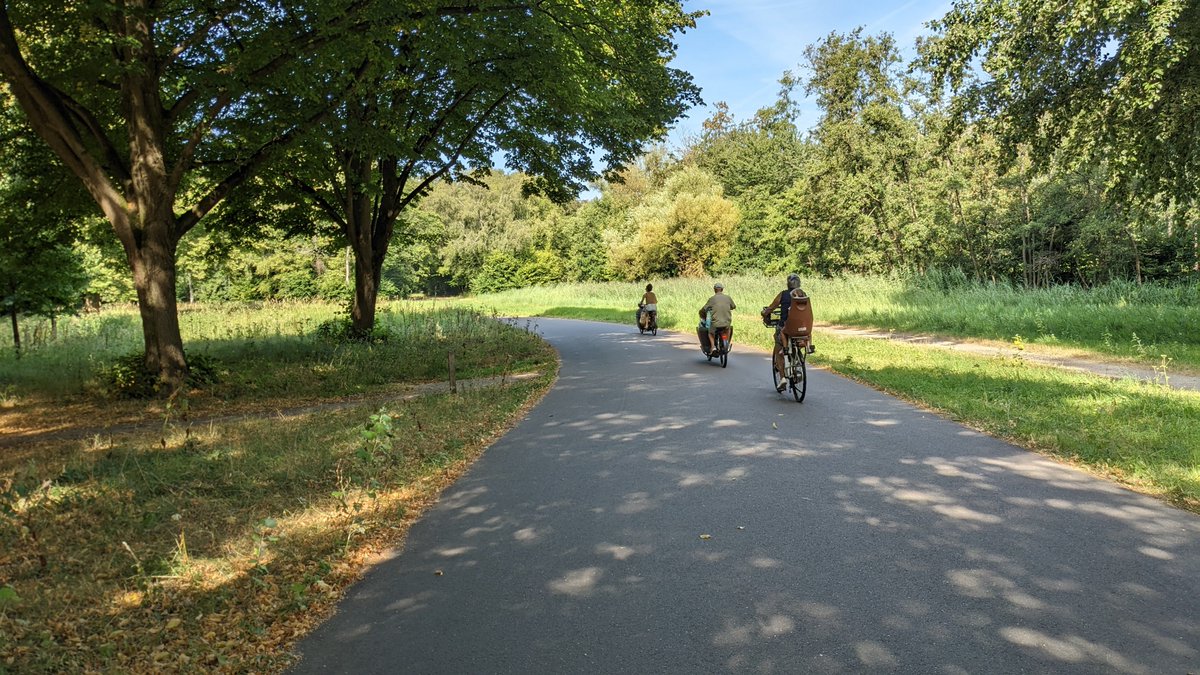 radrevolte's tweet photo. Der Mensch ist nicht dazu gemacht, drinnen zu sein. Er gehört in die Natur!
Und ebenso gehört er eher aufs Fahrrad als ins Auto: Das Rad hält uns aufrecht, bewegt und in menschlicher Geschwindigkeit draußen. Das Auto isoliert uns von der Natur und widerspricht unserer Evolution! https://t.co/XnhWw2JwW1