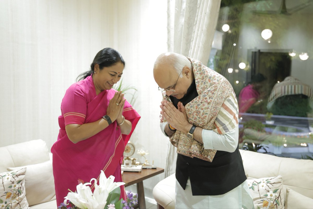 gupta_rekha's tweet photo. दिल्ली भाजपा के प्रभारी, वरिष्ठ नेता एवं प्रखर विचारक डॉ. विनय सहस्रबुद्धे जी से आत्मीय भेंट कर उनका मार्गदर्शन प्राप्त किया।

संगठन के प्रति उनकी दीर्घ साधना, वैचारिक निष्ठा और सार्वजनिक जीवन का व्यापक अनुभव हम सभी कार्यकर्ताओं के लिए प्रेरणादायी है।

उनके अनुभवी मार्गदर्शन से दिल्ली भाजपा के संगठनात्मक कार्यों को नई ऊर्जा मिलेगी और सेवा, संगठन एवं राष्ट्र प्रथम के भाव के साथ जनसेवा का हमारा संकल्प और सशक्त होगा।

@Vinay1011