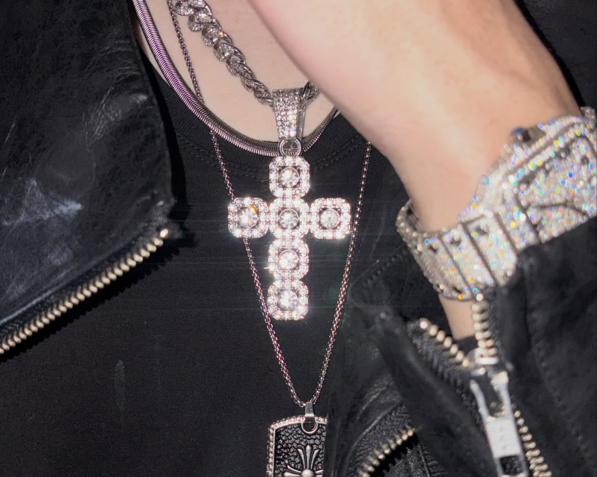 Waoochn's tweet photo. It’s always in the details. From the heavy chains to the worn-out leather, the energy speaks for itself before I even say a word. Messy hair, cold silver, and a casual confidence, I just sit back, keep it effortless, and let the attitude do the rest. https://t.co/cyLBUwuBwC