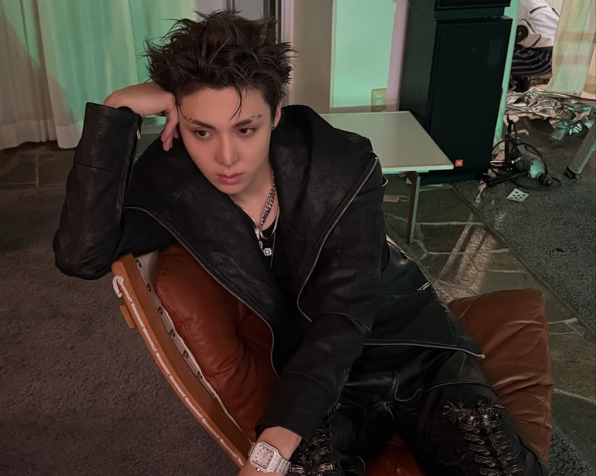 Waoochn's tweet photo. It’s always in the details. From the heavy chains to the worn-out leather, the energy speaks for itself before I even say a word. Messy hair, cold silver, and a casual confidence, I just sit back, keep it effortless, and let the attitude do the rest. https://t.co/cyLBUwuBwC