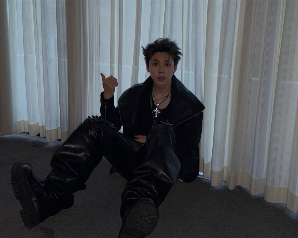 Waoochn's tweet photo. It’s always in the details. From the heavy chains to the worn-out leather, the energy speaks for itself before I even say a word. Messy hair, cold silver, and a casual confidence, I just sit back, keep it effortless, and let the attitude do the rest. https://t.co/cyLBUwuBwC