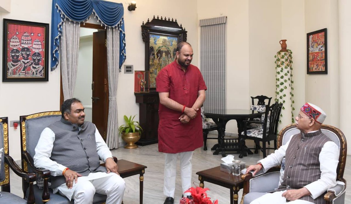 avinash_devda's tweet photo. आज लोक भवन, हैदराबाद में तेलंगाना राज्यपाल महामहिम श्री शिवप्रताप शुक्ला जी एवं संगठन महामंत्री श्री चंद्रशेखरजी भाईसाहब के साथ आत्मीय भेंट।

@chshekharbjp @tg_governor https://t.co/PkCRlew7mH
