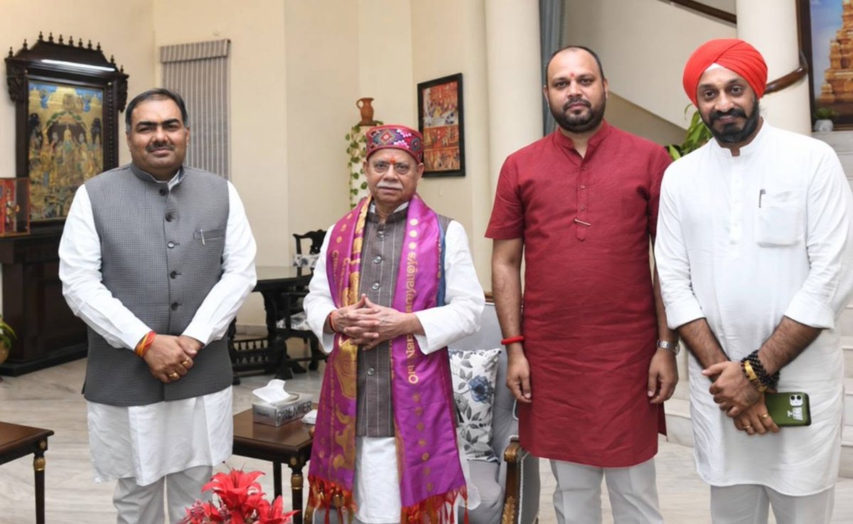 avinash_devda's tweet photo. आज लोक भवन, हैदराबाद में तेलंगाना राज्यपाल महामहिम श्री शिवप्रताप शुक्ला जी एवं संगठन महामंत्री श्री चंद्रशेखरजी भाईसाहब के साथ आत्मीय भेंट।

@chshekharbjp @tg_governor https://t.co/PkCRlew7mH