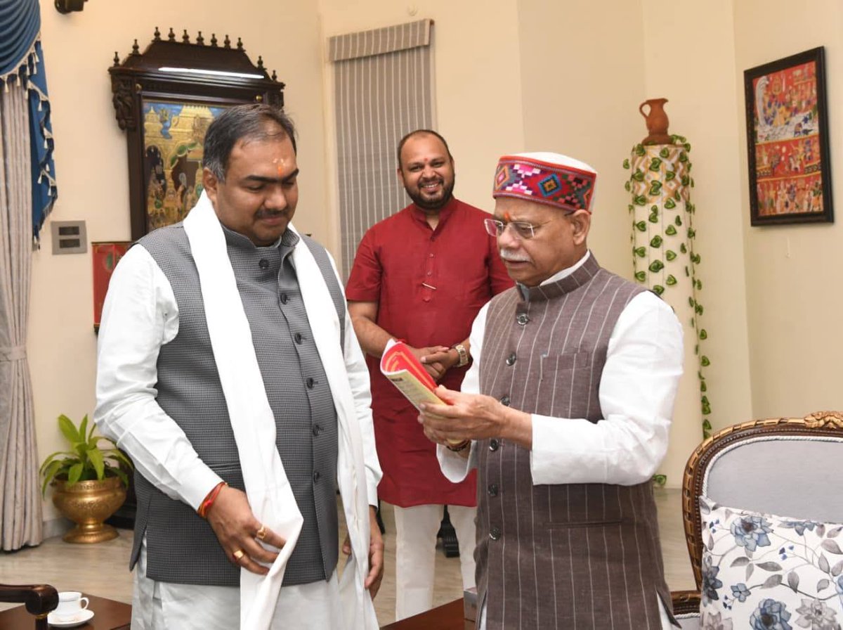 avinash_devda's tweet photo. आज लोक भवन, हैदराबाद में तेलंगाना राज्यपाल महामहिम श्री शिवप्रताप शुक्ला जी एवं संगठन महामंत्री श्री चंद्रशेखरजी भाईसाहब के साथ आत्मीय भेंट।

@chshekharbjp @tg_governor https://t.co/PkCRlew7mH