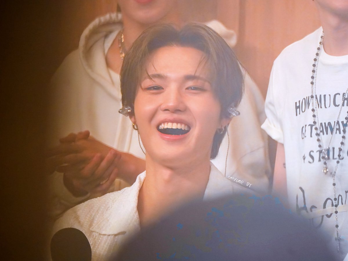 icarussea's tweet photo. doyoung, i hope the universe will be a little kinder and softer to you. you’ve always done your best, no matter what happens. if only i could send an angel your way, to make sure no bad things ever surround you :( you are loved, by so many. please never forget that🩷 https://t.co/zuoxwmhzB1