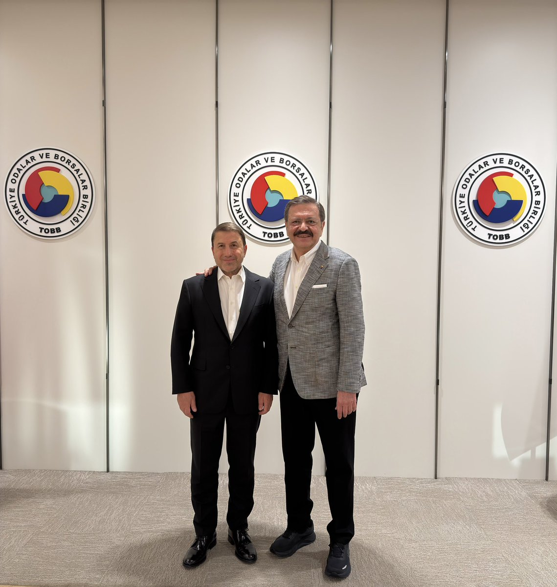 RHisarciklioglu's tweet photo. Siirt Ticaret ve Sanayi Odası Yönetim Kurulu Başkanımız @guvenkuzu56’yu Birliğimizde ağırladık. Ziyareti için teşekkür ederim. @SiirtTSO https://t.co/mBw84nVGLy