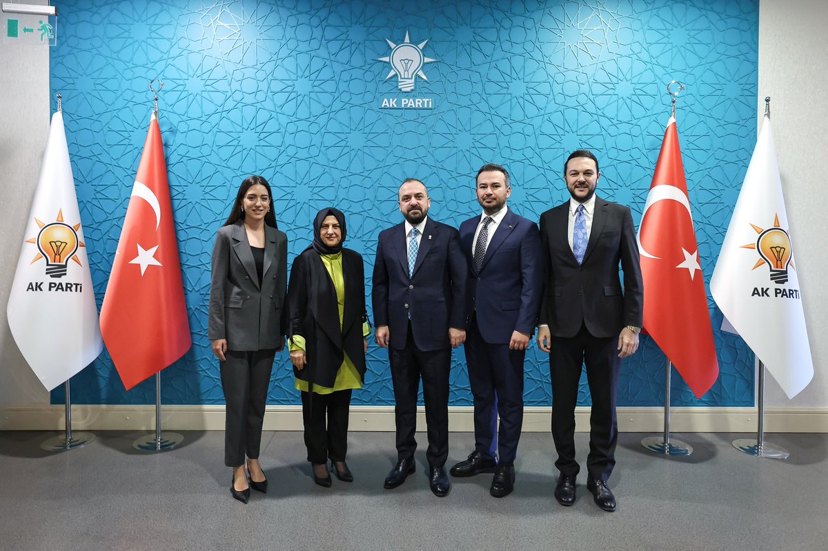 HulyaTerzioglu1's tweet photo. Genel Başkan Yardımcımız Sayın Faruk Acar ile Başkan Yardımcılarımız Ebubekir Akbina, Ceren Özer ve Ülkü Efe Demirhan’la ziyaretleri vesilesiyle bir araya geldik.

Kıymetli ziyaretleri ve güzel dilekleri için teşekkür ediyor, yol arkadaşlığımızın nice güzel çalışmalara vesile olmasını diliyorum.