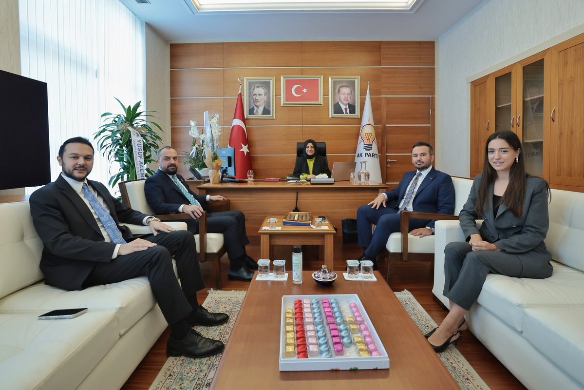 HulyaTerzioglu1's tweet photo. Genel Başkan Yardımcımız Sayın Faruk Acar ile Başkan Yardımcılarımız Ebubekir Akbina, Ceren Özer ve Ülkü Efe Demirhan’la ziyaretleri vesilesiyle bir araya geldik.

Kıymetli ziyaretleri ve güzel dilekleri için teşekkür ediyor, yol arkadaşlığımızın nice güzel çalışmalara vesile olmasını diliyorum.