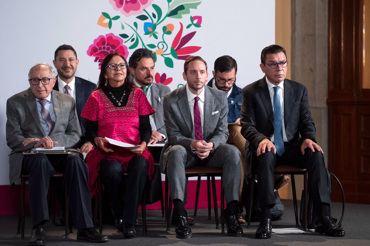 OliviaSalomonV's tweet photo. Hoy, en la #MañaneraDelPueblo, conocimos avances que ponen el bienestar de las familias en el centro. 🇲🇽

🏠 Vivienda para el Bienestar: seguimos avanzando para que más familias tengan acceso a una vivienda digna.

🩺 Salud: más de 12 mil consultorios de atención primaria brindarán servicios universales, sin importar la derechohabiencia.

👩🏻‍⚕️ Salud Casa por Casa: ya se han realizado más de 27 millones de consultas y visitas médicas a personas adultas mayores y con discapacidad.

Construir bienestar significa acercar los derechos y los servicios públicos a donde más se necesitan. Ese es el camino de la transformación. 🇲🇽