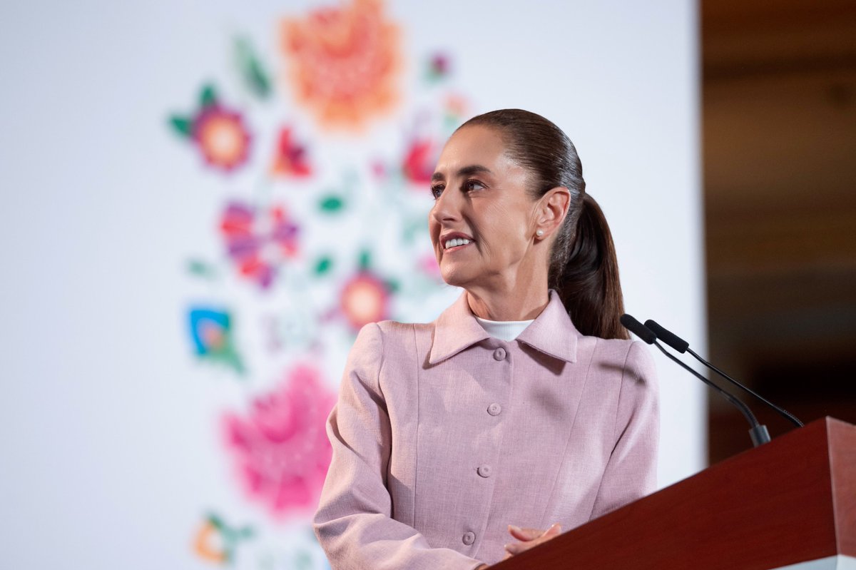 OliviaSalomonV's tweet photo. Hoy, en la #MañaneraDelPueblo, conocimos avances que ponen el bienestar de las familias en el centro. 🇲🇽

🏠 Vivienda para el Bienestar: seguimos avanzando para que más familias tengan acceso a una vivienda digna.

🩺 Salud: más de 12 mil consultorios de atención primaria brindarán servicios universales, sin importar la derechohabiencia.

👩🏻‍⚕️ Salud Casa por Casa: ya se han realizado más de 27 millones de consultas y visitas médicas a personas adultas mayores y con discapacidad.

Construir bienestar significa acercar los derechos y los servicios públicos a donde más se necesitan. Ese es el camino de la transformación. 🇲🇽