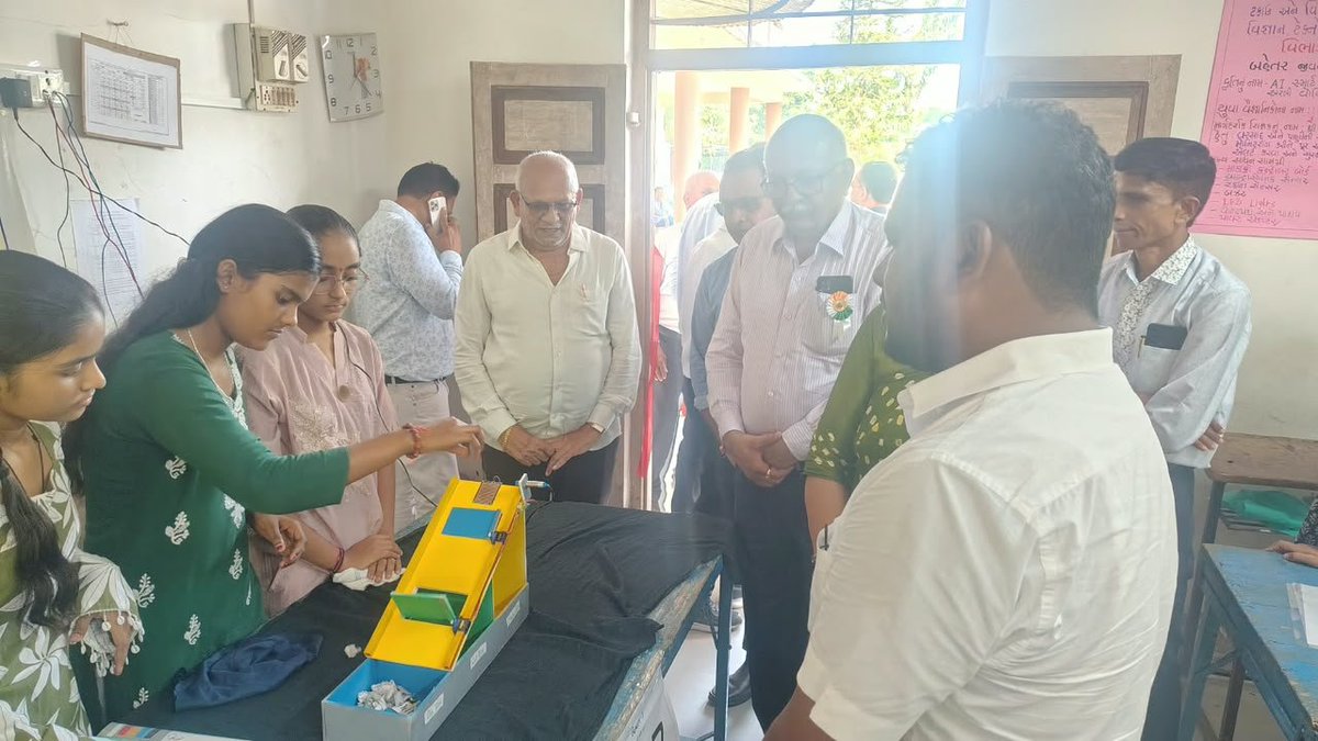 AnantPatel1Mla's tweet photo. 🔬 બાળ વૈજ્ઞાનિક પ્રદર્શન 🔬
📍 સ્થળ: ભીનાર, વાંસદા
બાળ વૈજ્ઞાનિકોની પ્રતિભા, સર્જનાત્મકતા અને વૈજ્ઞાનિક વિચારશક્તિને પ્રોત્સાહન આપતું બાળ વૈજ્ઞાનિક પ્રદર્શન.
#ScienceForSociety #Bhinar
#vansda #ChildScientists
#Anantpatel1Mla https://t.co/hHUTdEJlba