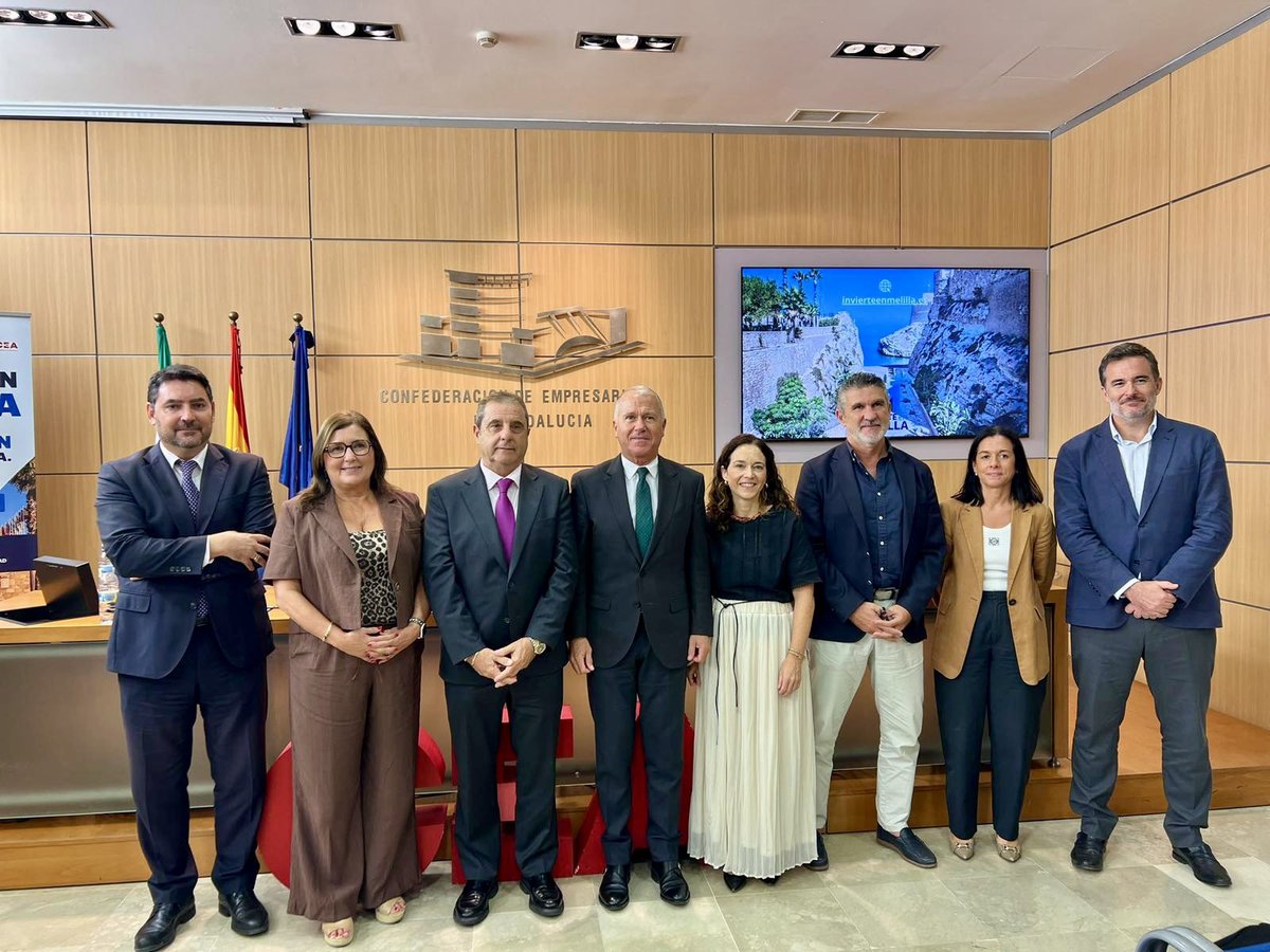 EmpleoJunta's tweet photo. La secretaria general de Empresa y Trabajo Autónomo, Cristina Amador, ha asistido hoy en Sevilla a la jornada empresarial 'Melilla, un lugar para vivir e invertir', en la sede de la @CEAes_. 🏢🤝

El encuentro reúne a representantes institucionales y del tejido productivo para analizar las oportunidades de inversión, el marco fiscal y el desarrollo de proyectos en el ámbito digital. 📊💼