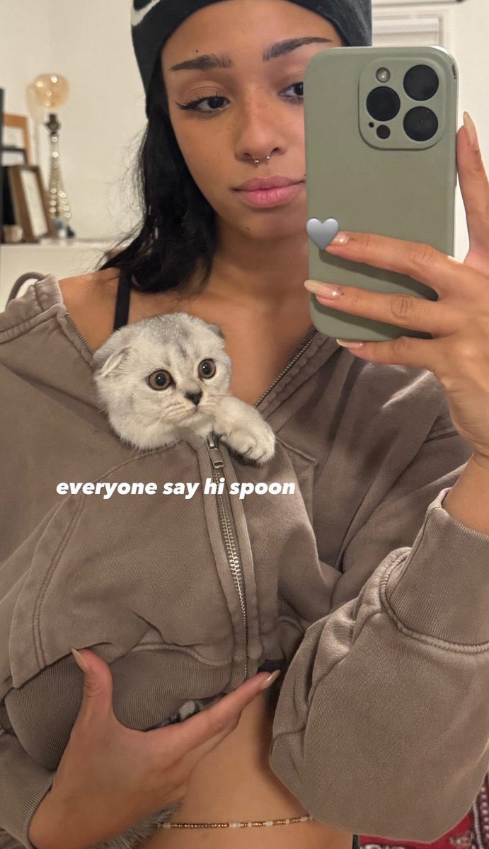 jkmanonz's tweet photo. Ever since Manon got that dog we haven’t seen the queen #whereisspoon ? https://t.co/2Z98HXeGeh