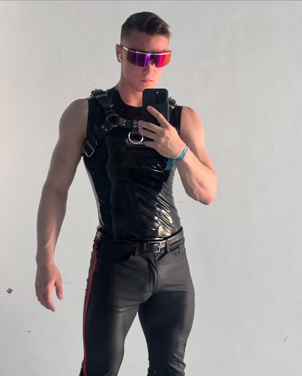 LukeRebel3j's tweet photo. You found me. Now you might as well stay 😉🤩✨😈💩🌈🏳️‍🌈

#gay #gayfriendly #cashslave #findom https://t.co/7C2bYB6ALg