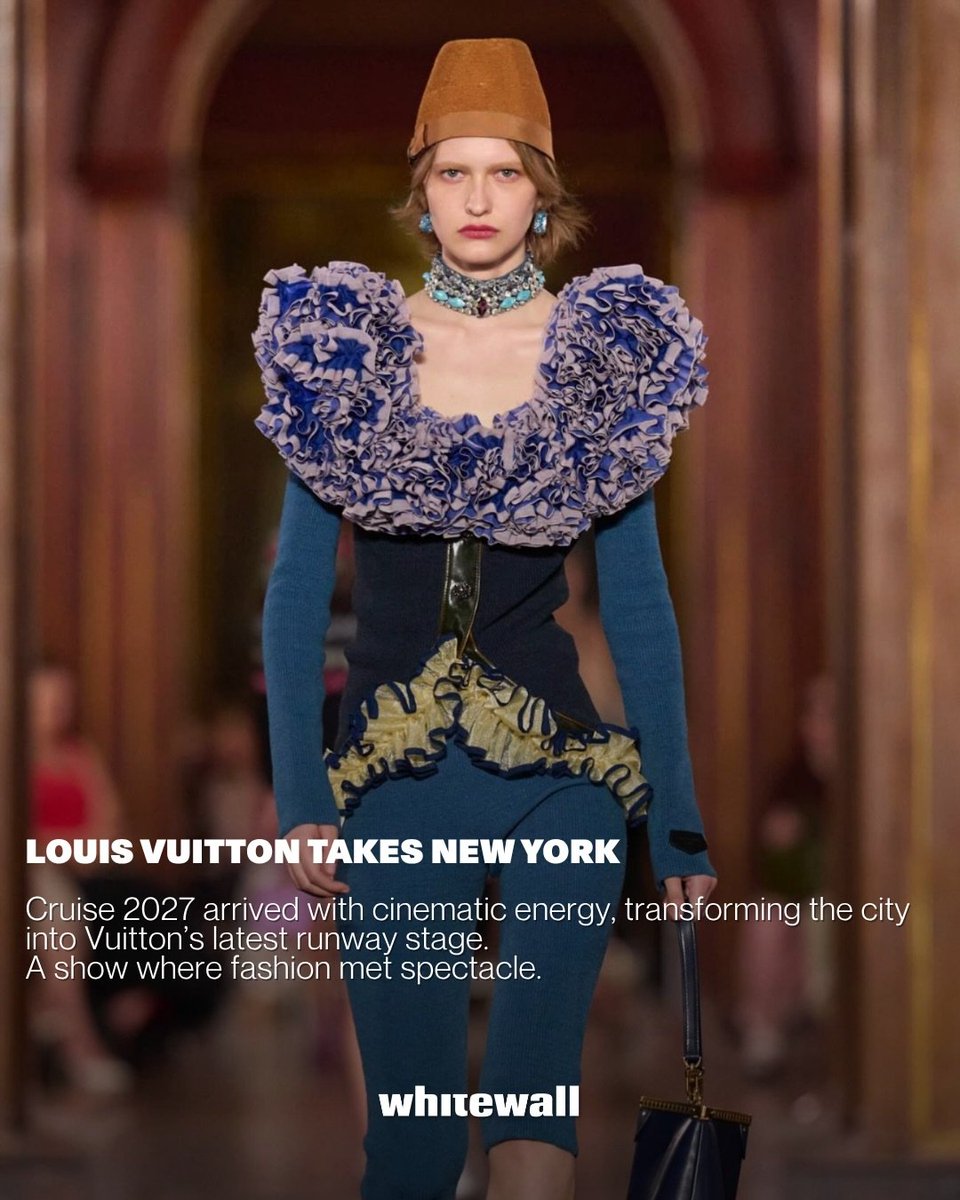 crushourliz's tweet photo. ลิซ่าสวมชุด Louis Vuitton Cruise 2027  ออกแบบโดย Nicolas Ghesquière สวยเหมือนหลุดจากนิยายยุโรปสมัยก่อน เลือกทรงผมเข้ากับชุด เบลนด์ไปทางเดียวกันเก่งมาก ความผมสั้นโรลๆ ตุ๊กตาเดินได้ชัดๆ 💟

LISA LOUIS VUITTON SS27 #LISAxLVSS27
#LISAxLouisVuitton https://t.co/nDNMmpZf53