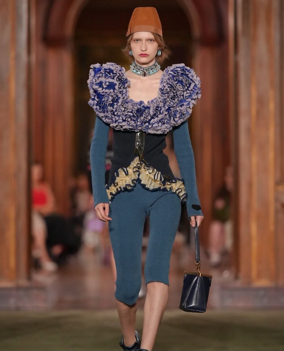 TidaLisaDoja's tweet photo. ก็สามารถที่จะไม่ใส่ออริจินัลได้อ่ะ555ชุดจากคอเล็คชั่นLVcruise27 
LISA LOUIS VUITTON SS27
#LISAxLVSS27
#LISAxLouisVuitton
#LVSS27 https://t.co/KJ9GLwXnNc