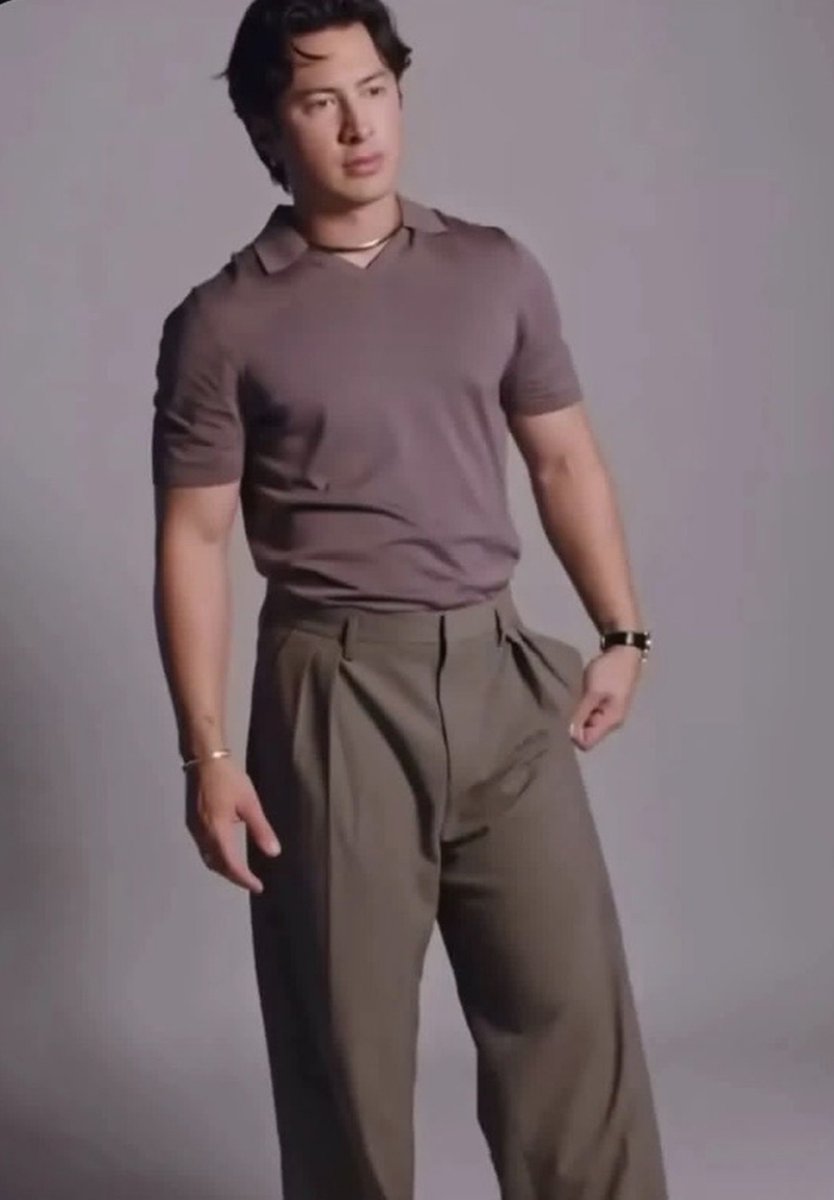 hollanovluvr's tweet photo. the pants... https://t.co/WL9AKCOPtJ