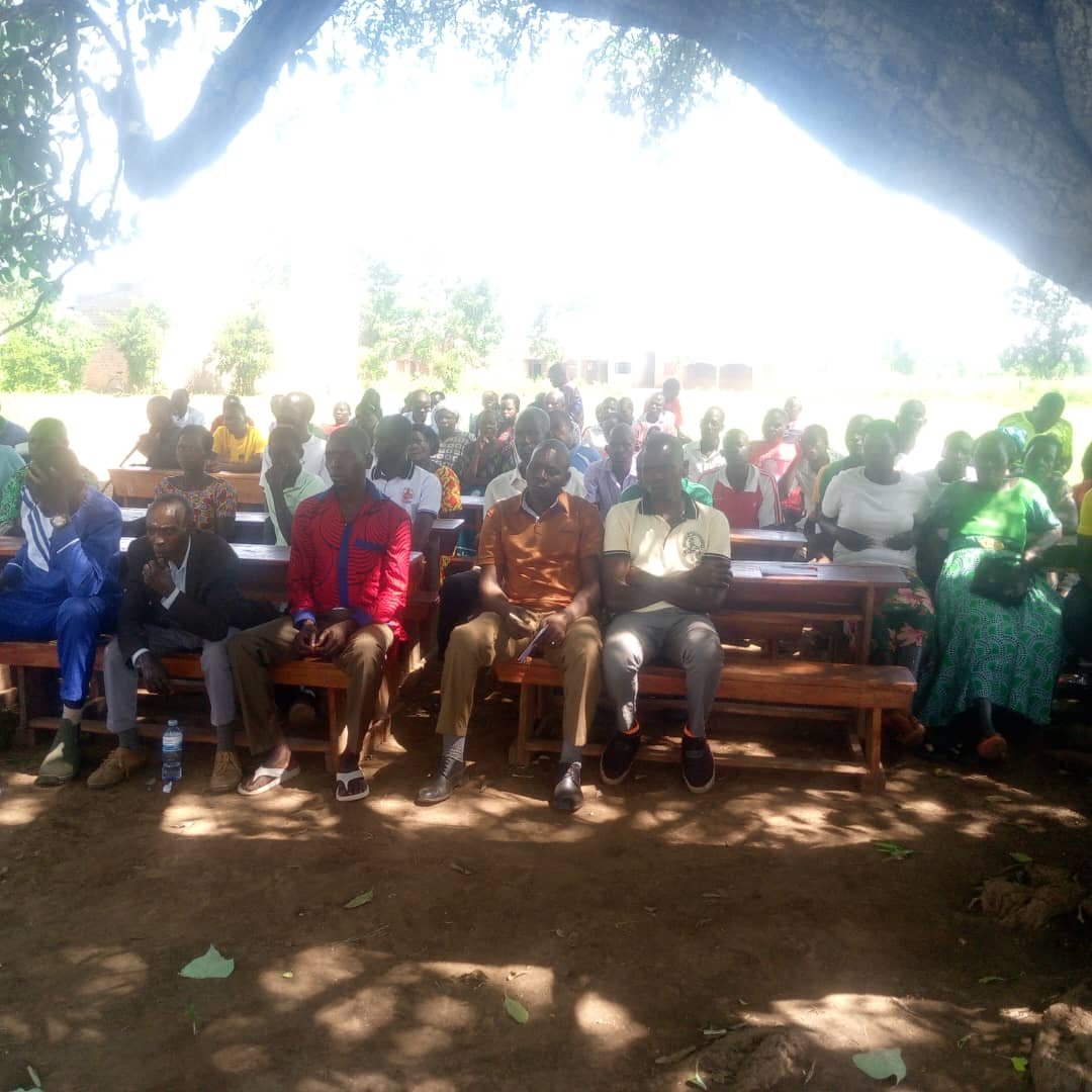 BunaBright's tweet photo. Today Ayo Alex, ONC Coordinator Apac, held a meeting with parents of Apac P7 to clarify Govt directives on UPE funds & voluntary parental support. Emphasized free education policy while appreciating parental contribution for learner welfare. #ONCUpdates #ApacLango #ONCMonitoring https://t.co/hCUBoVkn1J